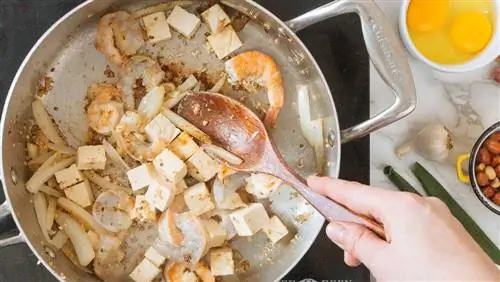 креветки и тофу на сковороде