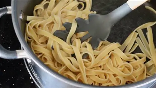 Вареная лапша феттучини для креветок Альфредо