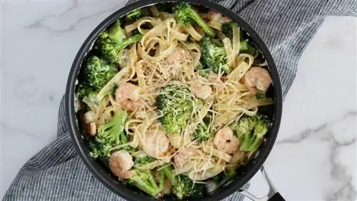 креветки Альфредо подаются