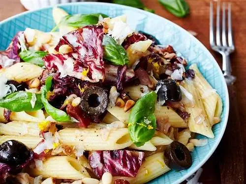 Пенне с радиккио, ветчиной и кедровыми орешками