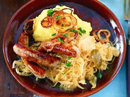 Картофельное пюре с колбасой и квашеной капустой