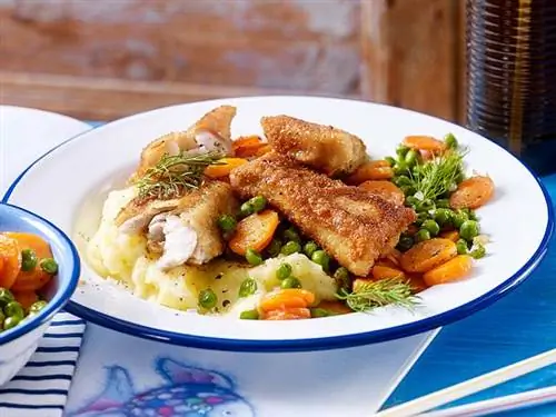 Рыбные палочки с горошком и морковью