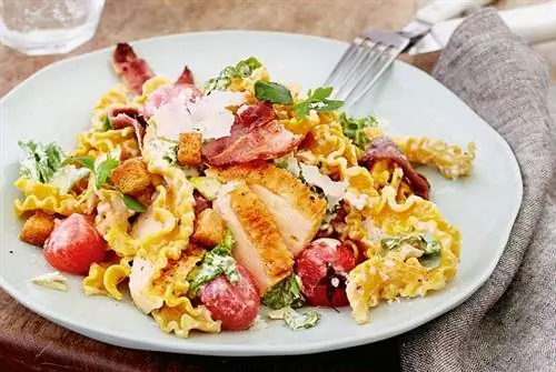 Паста Цезарь с куриной грудкой