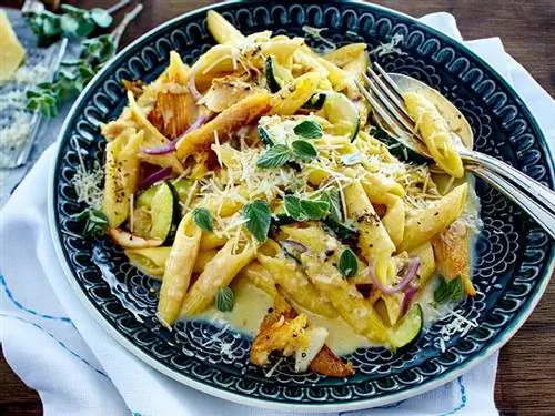 Пенне с копченой форелью карбонара