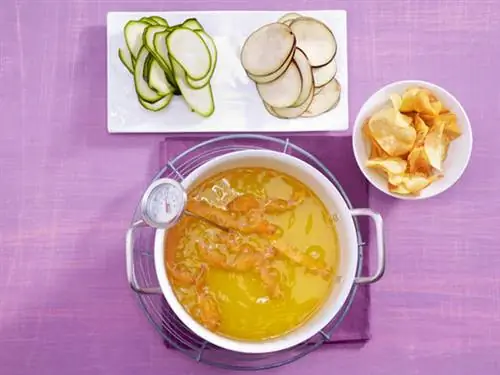 Жарить овощные чипсы