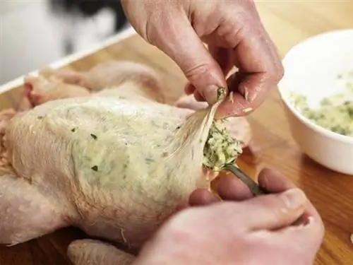 Приготовьте жареную курицу самостоятельно: наполните курицу травяным маслом. Приготовьте жареную курицу самостоятельно: наполните курицу травяным маслом.