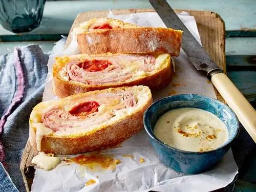 Рулет с ветчиной и сыром с соусом карри