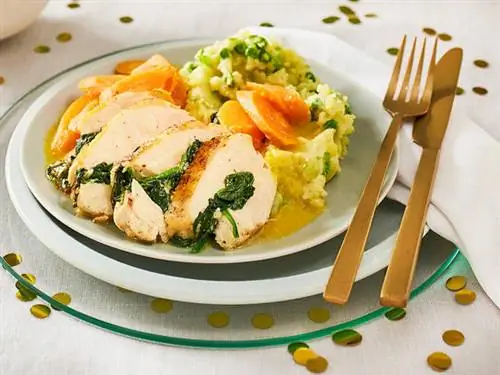 Куриное филе, фаршированное кукурузой, на оранжевой моркови Куриное филе, фаршированное кукурузой, на оранжевой моркови