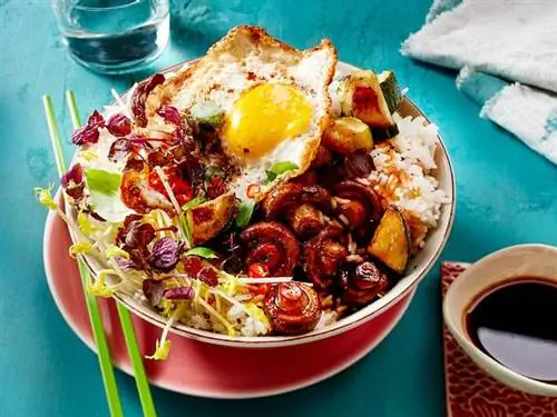 Овощная миска с жареным яйцом