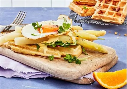 Вафли из спаржи и картофеля с апельсиновым голландским соусом