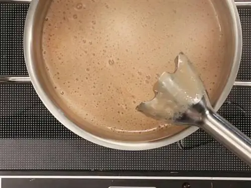 Пюрировать ликер Toffifee погружным блендером Пюрировать ликер Toffifee погружным блендером