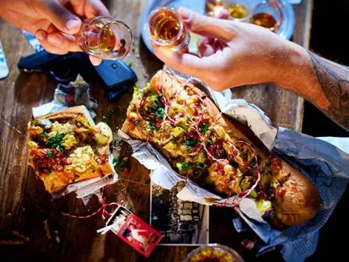 На столе хлеб с луком и беконом.