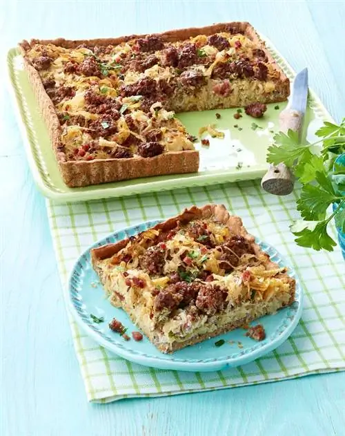 Цельнозерновой тарт с квашеной капустой и мясным фаршем