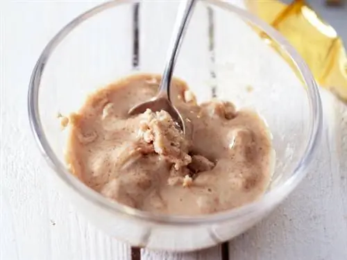 Смешать свежие дрожжи с сахаром