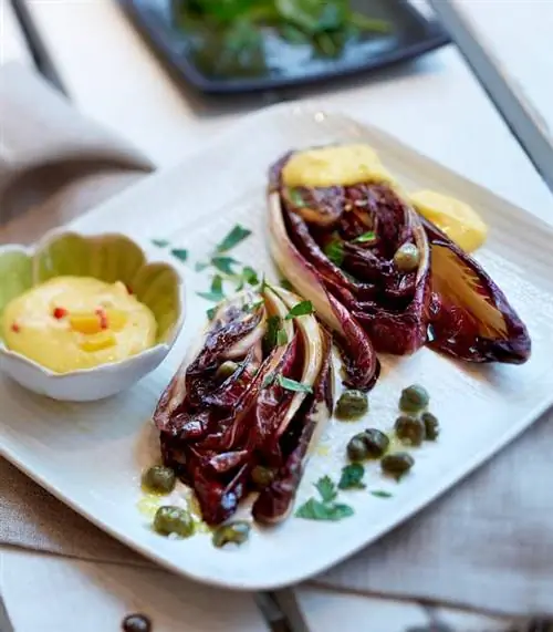 Дольки Radicchio с каперсами и соусом из манго и крем-фреш