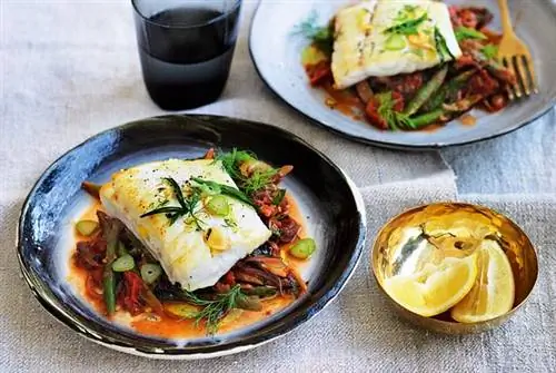 Нежная треска на подушке из овощей