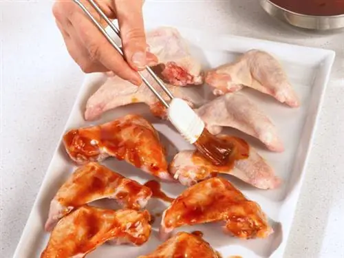 Смазать куриные крылышки маринадом Смазать куриные крылышки маринадом