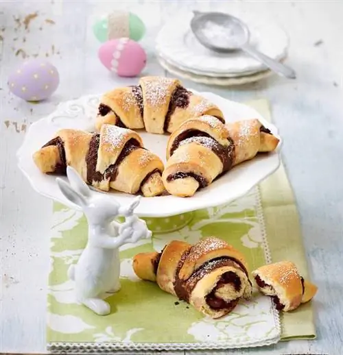 Круассаны с шоколадом и вишней
