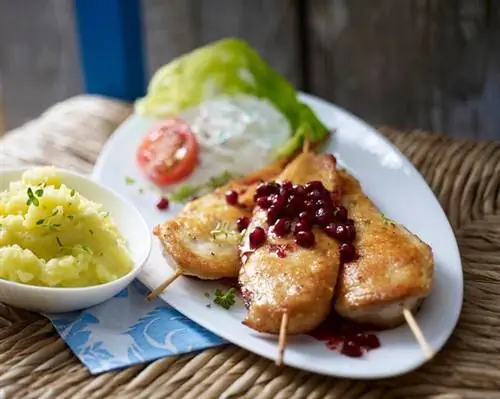 Куриные сувлаки с гранатовым соусом и картофельным пюре с чесноком