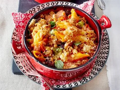 Запеканка из макарон с пармезановой крошкой