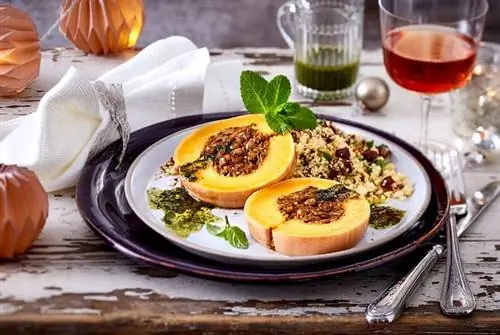 Веганское жаркое из тыквы с финиковым кускусом