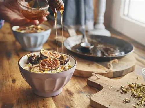 Мед выливают на вкусно наполненную миску с хлопьями