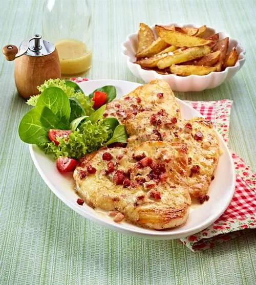 Запеченный шницель из индейки с картофельными дольками