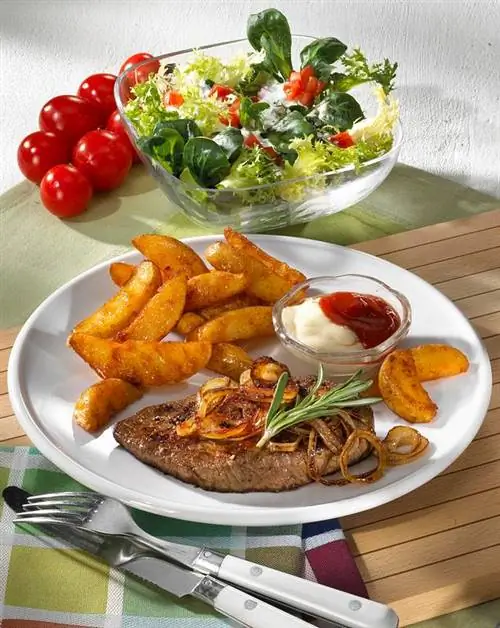 Луковый стейк с картофелем в кожуре и салатом
