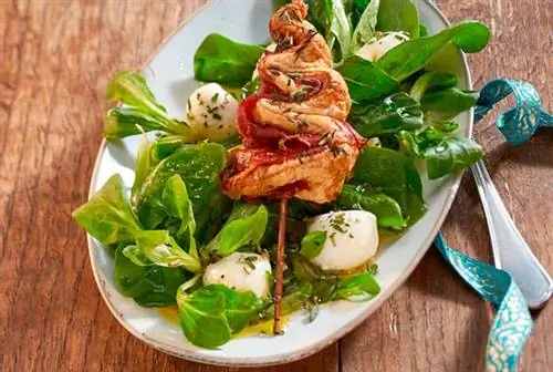 Рождественский салат из барашка с елкой из слоеного теста