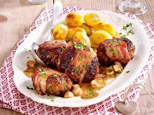 Фрикадельки в беконе с грибным кремом и жареным картофелем