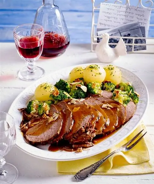 Sauerbraten с грибами и картофельными кнедликами