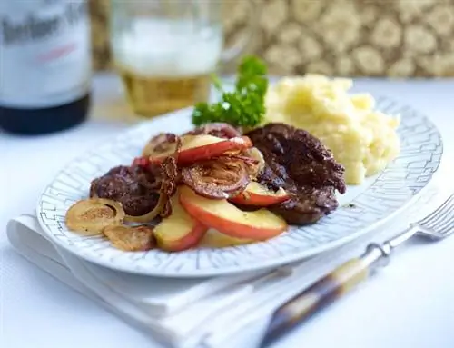 Телячья печень Альт Берлин с луком, яблоками и картофельным пюре