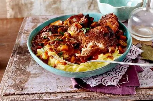 Coq au vin со сладким картофелем и пюре из шалфея