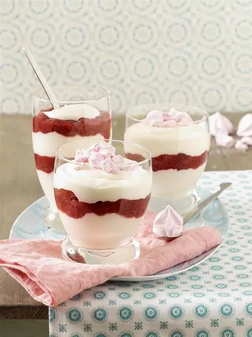 Сливочный сыр с компотом из ревеня