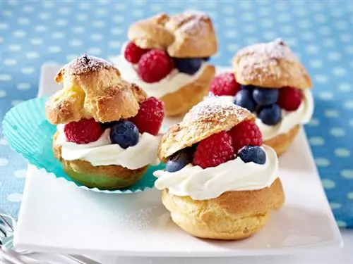 Слойки со свежими сливками очень вкусны со свежими фруктами, фото: House of Food / Bauer Food Experts KG