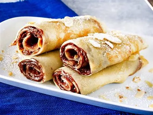 Блинчики с ореховой нугой, миндальными хлопьями и апельсиновым ликером