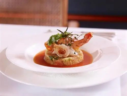 Креветки с чесночным соусом на кускусе