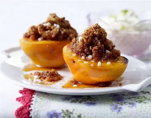 Запеченная хурма с крошками амареттини