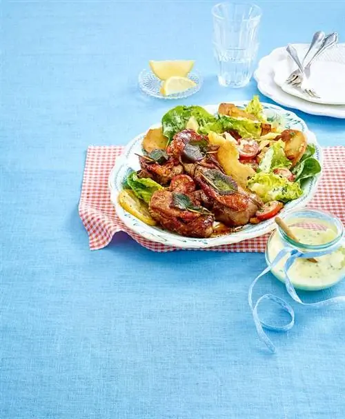 Сальтимбокка из свинины по-римски с салатом Цезарь