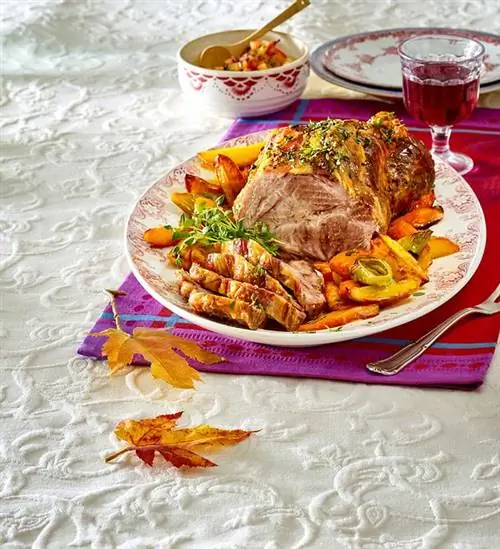 Глазированная жареная свиная шея с яблочным желе и запеченными овощами