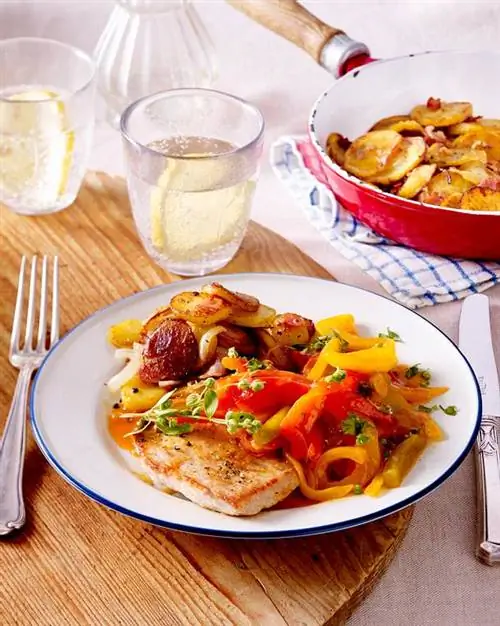 Шницель с перцем и овощами и жареным картофелем