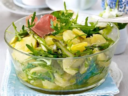 Салат из картофеля и спаржи с ореховой заправкой