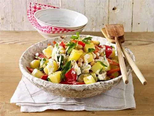 Картофельный салат с жареными кабачками, перцем и нутом