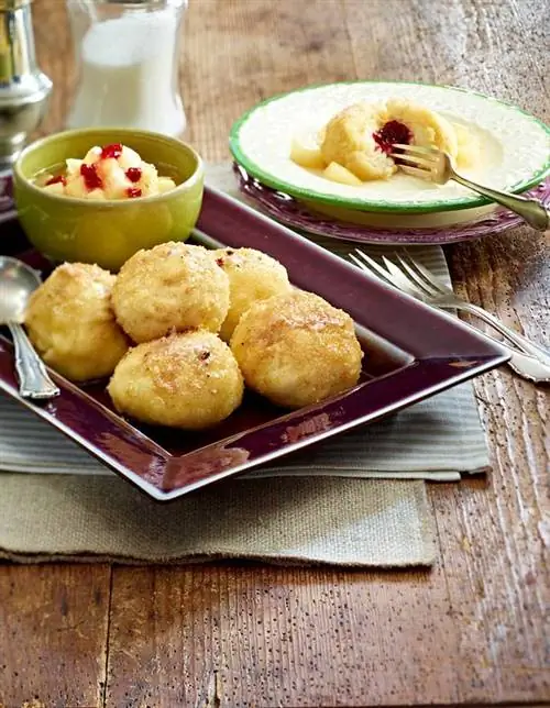 Пельмени с начинкой из творога и манной крупы с айвой и ванильным соусом