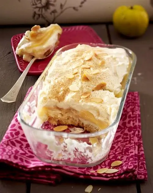 Тирамису из айвы с миндальным творогом и сухарями