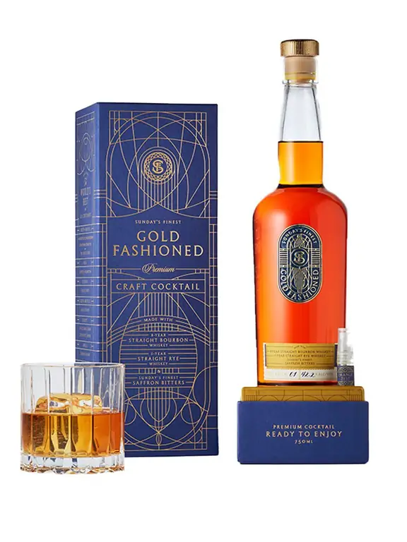 Бутылка Gold Fashioned рядом с коробкой, в которой она упакована Бутылка Gold Fashioned рядом с коробкой, в которой она упакована