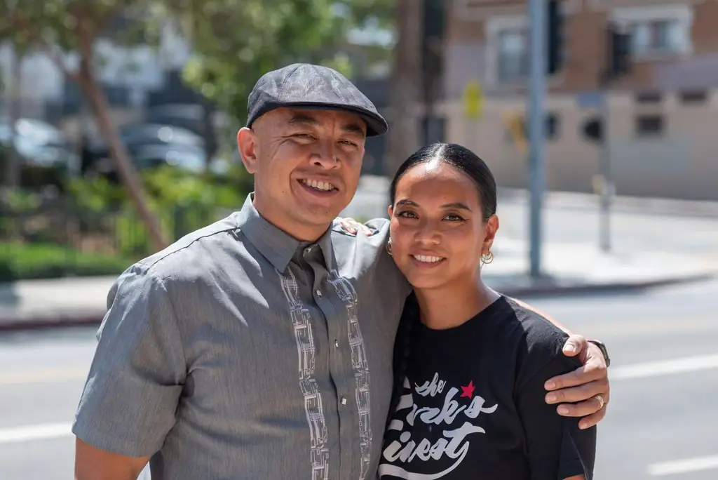 Владельцы Park’s Finest Barbecue Джонерик Конкордия и Кристин Аракель-Конкордия стоят возле своего ресторана