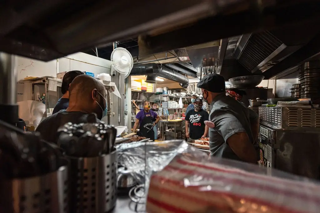 Команда Park’s Finest Barbecue обсуждает открытие на кухне ресторана