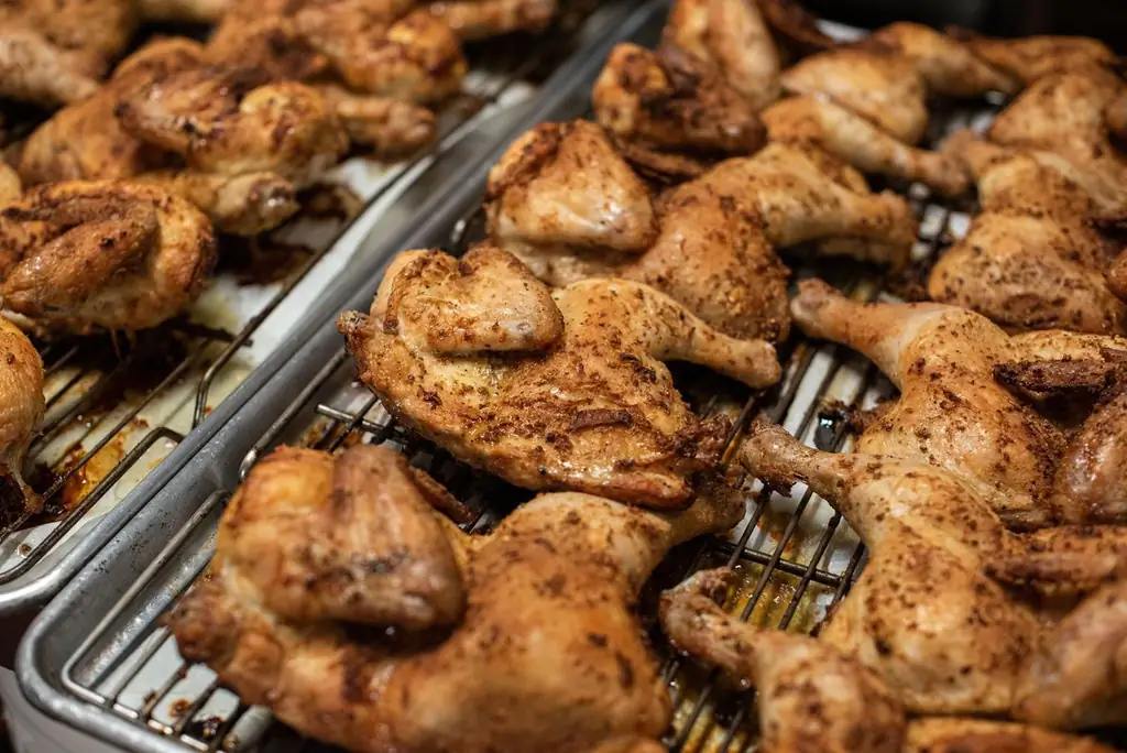 Хрустящие копченые и жареные цыплята с приправами на горе Таал в ресторане Park’s Finest Barbecue