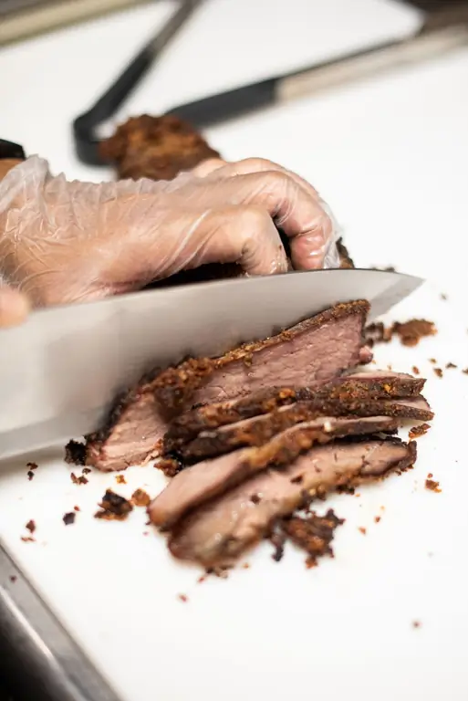 Timuay Tri-Trip с приправами и тонкими ломтиками в ресторане Finest Barbecue в парке